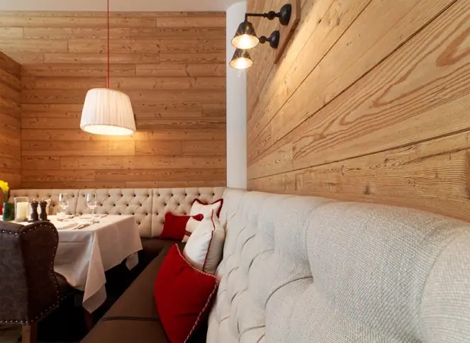 Sitzecke in einem Restaurant mit Wandverkleidung aus Holz